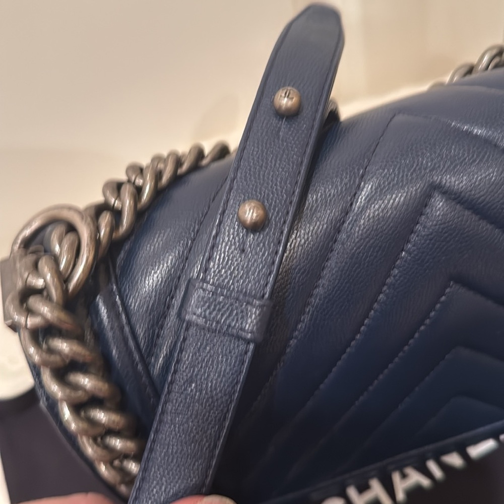 Chanel NAVY CAVIAR Boy bag with gunmetal hardware - Picture 4 of 8